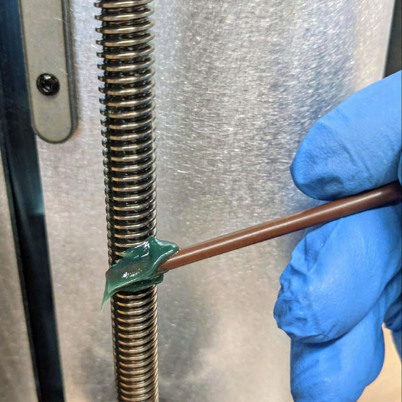 Lubricatie van de loden as van een Formlabs Fuse build chamber