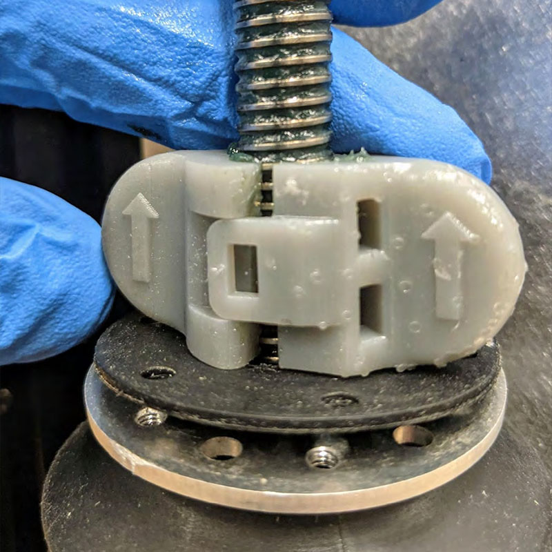 Lubricatie inwrijven van de loden as van een Formlabs Fuse build chamber