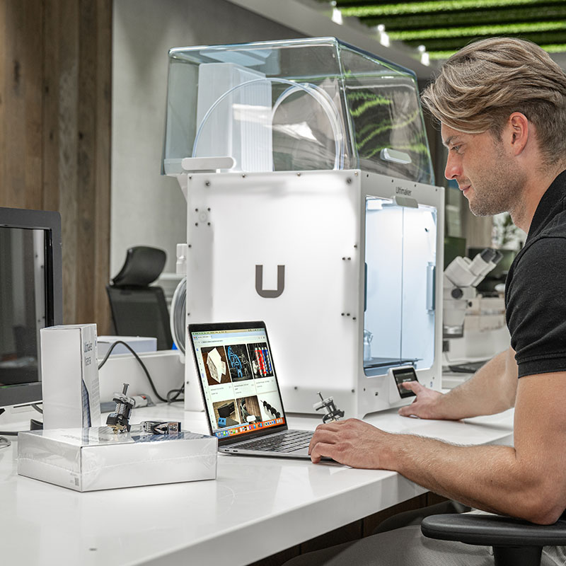 UltiMaker S6 3D printer met de Air Manager in gebruik