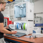 UltiMaker S6 Pro Bundle 3D printer met Material Station en Air Manager in gebruik