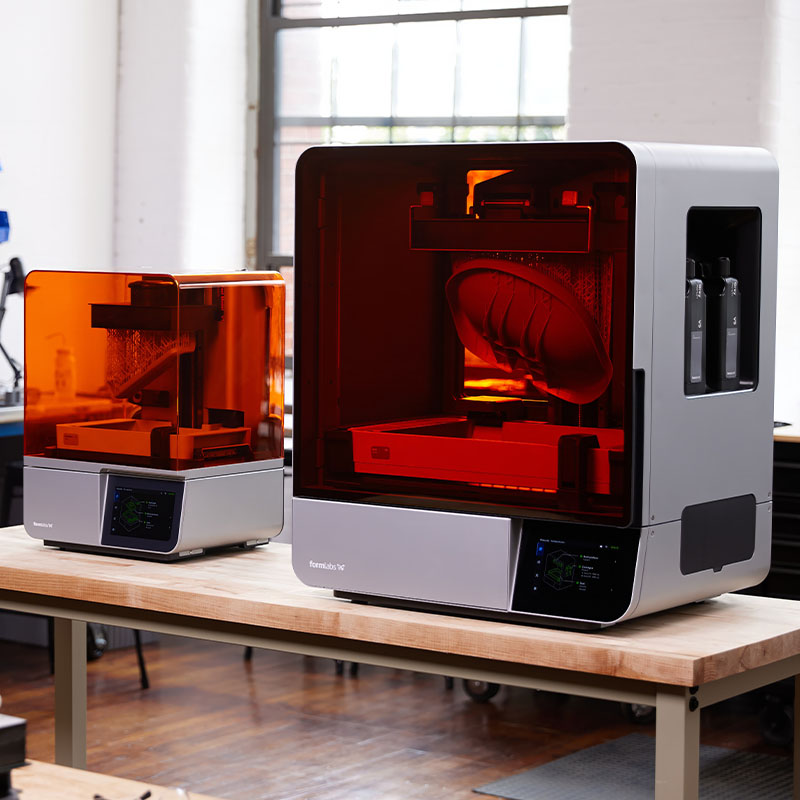Formlabs Form 4 naast de Formlabs Form 4L